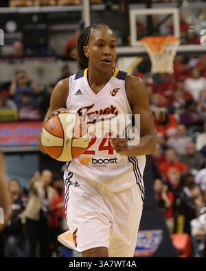 19. Oktober 2012 – Indianapolis, Indiana, USA – 19. Oktober 2012: Indiana Fever Stürmer Tamika Catchings (24) dribbelt im dritten Spiel des WNBA-Finals zwischen den Minnesota Lynx und dem Indiana Fever im Bankers Life Fieldhouse in Indianapolis, Indiana. (Bild: © Pat Lovell/Cal Sport Media/ZUMAPRESS.com) Stockfoto
