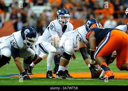 Oktober 2012 - Syracuse, New York, USA S - 19. Oktober 2012: Connecticut Huskies Quarterback Chandler Whitmer #10 scannt das Feld im zweiten Quartal gegen die Syracuse Orange im Carrier Dome in Syracuse, New York. (Bild: © Rich Barnes/Cal Sport Media/ZUMAPRESS.com) Stockfoto