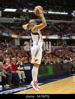 19. Oktober 2012 – Indianapolis, Indiana, USA – 19. Oktober 2012: Der Indiana Fever Guard Erin Phillips (13) springt im dritten Spiel des WNBA Finals zwischen den Minnesota Lynx und dem Indiana Fever im Bankers Life Fieldhouse in Indianapolis, Indiana. (Bild: © Pat Lovell/Cal Sport Media/ZUMAPRESS.com) Stockfoto