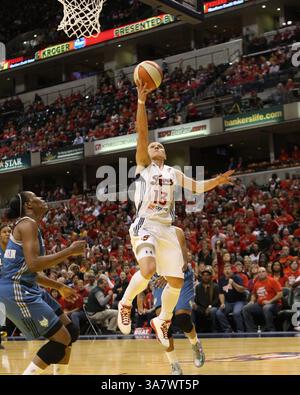 19. Oktober 2012 – Indianapolis, Indiana, USA – 19. Oktober 2012: Indiana Fever Guard Erin Phillips (13) fährt im dritten Spiel des WNBA Finals zwischen den Minnesota Lynx und dem Indiana Fever im Bankers Life Fieldhouse in Indianapolis, Indiana, in den Korb. (Bild: © Pat Lovell/Cal Sport Media/ZUMAPRESS.com) Stockfoto