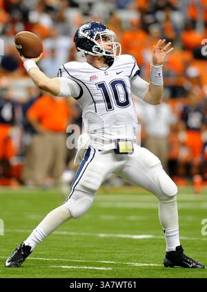 Oktober 2012 - Syracuse, New York, USA S - 19. Oktober 2012: Connecticut Huskies Quarterback Chandler Whitmer #10 bereitet sich darauf vor, den Ball während des vierten Viertels gegen die Syracuse Orange im Carrier Dome in Syracuse, New York, zu passieren. (Bild: © Rich Barnes/Cal Sport Media/ZUMAPRESS.com) Stockfoto
