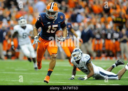Oktober 2012 - Syracuse, New York, USA S - 19. Oktober 2012: Syracuse Orange Wide Receiver Alec Lemon #15 läuft mit dem Ball im zweiten Quartal gegen die Connecticut Huskies im Carrier Dome in Syracuse, New York. (Bild: © Rich Barnes/Cal Sport Media/ZUMAPRESS.com) Stockfoto
