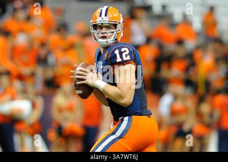 Oktober 2012 - Syracuse, New York, USA S - 19. Oktober 2012: Syracuse Orange Quarterback Ryan Nassib #12 fällt im vierten Quartal gegen die Connecticut Huskies im Carrier Dome in Syracuse, New York, zurück. (Bild: © Rich Barnes/Cal Sport Media/ZUMAPRESS.com) Stockfoto
