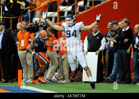 Oktober 2012 - Syracuse, New York, USA S - 19. Oktober 2012: Connecticut Huskies Tight End Ryan Griffin #94 feiert einen Touchdown im zweiten Quartal gegen die Syracuse Orange im Carrier Dome in Syracuse, New York. (Bild: © Rich Barnes/Cal Sport Media/ZUMAPRESS.com) Stockfoto