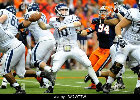 Oktober 2012 - Syracuse, New York, USA S - 19. Oktober 2012: Connecticut Huskies Quarterback Chandler Whitmer #10 bereitet sich darauf vor, den Ball während des vierten Viertels gegen die Syracuse Orange im Carrier Dome in Syracuse, New York, zu passieren. (Bild: © Rich Barnes/Cal Sport Media/ZUMAPRESS.com) Stockfoto