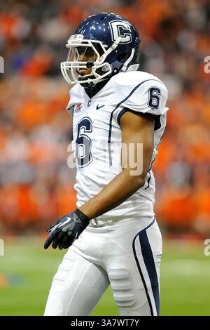 Oktober 2012 - Syracuse, New York, USA S - 19. Oktober 2012: Der Breitbandempfänger Michael Smith #6 von Connecticut Huskies sieht im ersten Quartal gegen die Syracuse Orange im Carrier Dome in Syracuse, New York, an. (Bild: © Rich Barnes/Cal Sport Media/ZUMAPRESS.com) Stockfoto