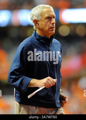 Oktober 2012 - Syracuse, New York, USA S - 19. Oktober 2012: Paul Pasqualoni, Cheftrainer der Connecticut Huskies, joggt zur Halbzeit des Spiels gegen die Syracuse Orange im Carrier Dome in Syracuse, New York. (Bild: © Rich Barnes/Cal Sport Media/ZUMAPRESS.com) Stockfoto