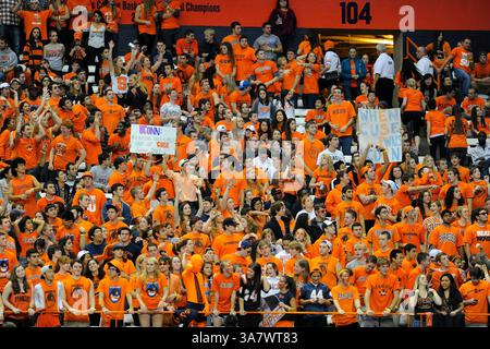 Oktober 2012 - Syracuse, New York, USA S - 19. Oktober 2012: Syracuse Orange Fans schauen im zweiten Quartal gegen die Connecticut Huskies im Carrier Dome in Syracuse, New York. (Bild: © Rich Barnes/Cal Sport Media/ZUMAPRESS.com) Stockfoto