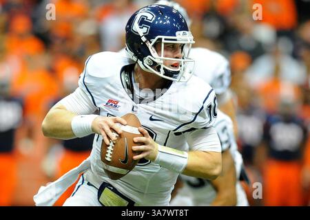 Oktober 2012 - Syracuse, New York, USA S - 19. Oktober 2012: Der Quarterback Chandler Whitmer #10 von Connecticut Huskies knackt im zweiten Quartal gegen die Syracuse Orange im Carrier Dome in Syracuse, New York, aus der Tasche. (Bild: © Rich Barnes/Cal Sport Media/ZUMAPRESS.com) Stockfoto
