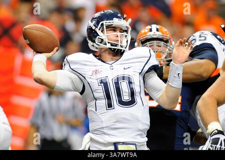 Oktober 2012 - Syracuse, New York, USA S - 19. Oktober 2012: Connecticut Huskies Quarterback Chandler Whitmer #10 bereitet sich darauf vor, den Ball während des vierten Viertels gegen die Syracuse Orange im Carrier Dome in Syracuse, New York, zu passieren. Syracuse besiegte Connecticut 40-10. (Bild: © Rich Barnes/Cal Sport Media/ZUMAPRESS.com) Stockfoto