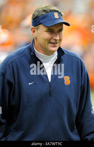 Oktober 2012 - Syracuse, New York, USA S - 19. Oktober 2012: Doug Marrone, Head Coach von Syracuse Orange, sieht vor dem Spielbeginn gegen die Connecticut Huskies im Carrier Dome in Syracuse, New York. (Bild: © Rich Barnes/Cal Sport Media/ZUMAPRESS.com) Stockfoto