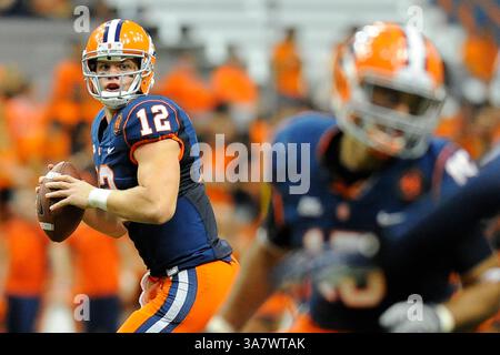 Oktober 2012 - Syracuse, New York, USA S - 19. Oktober 2012: Syracuse Orange Quarterback Ryan Nassib #12 scannt das Feld während des vierten Quartals gegen die Connecticut Huskies im Carrier Dome in Syracuse, New York. Syracuse besiegte Connecticut 40-10. (Bild: © Rich Barnes/Cal Sport Media/ZUMAPRESS.com) Stockfoto