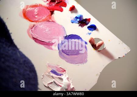 Kunstpalette mit lilafarbener Farbe Stockfoto