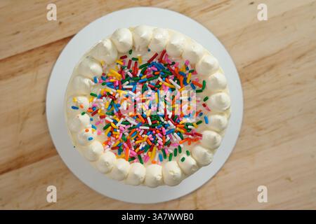 Wunderschöner Kuchen mit Meringue und farbiger Dekoration Stockfoto