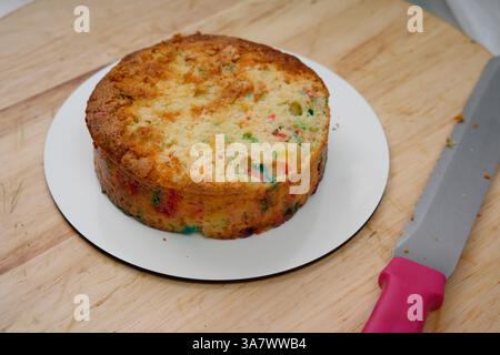 Kuchen mit Obst auf einem Holztisch Stockfoto