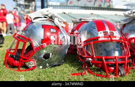 20. Oktober 2012: Rutgers Scarlet Knights Helme sitzen auf dem Feld vor dem NCAA-Spiel zwischen den Rutgers Scarlet Knights und den Temple Owls im Lincoln Financial Field in Philadelphia, Pennsylvania. (Bild: © Chris Szagola/Cal Sport Media/ZUMAPRESS.com) Stockfoto
