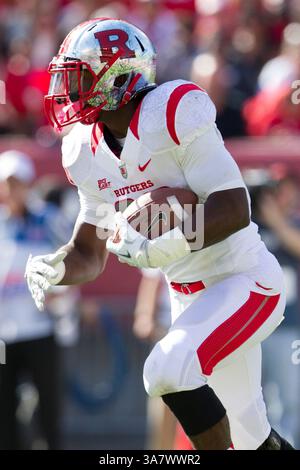 20. Oktober 2012: Rutgers Scarlet Knights Running Back Savon Huggins (28) läuft mit dem Ball während des NCAA-Spiels zwischen den #15 Rutgers Scarlet Knights und den Temple Owls im Lincoln Financial Field in Philadelphia, Pennsylvania. The Rutgers Scarlet Knights Beat the Temple Ewls, 35-10. (Bild: © Chris Szagola/Cal Sport Media/ZUMAPRESS.com) Stockfoto