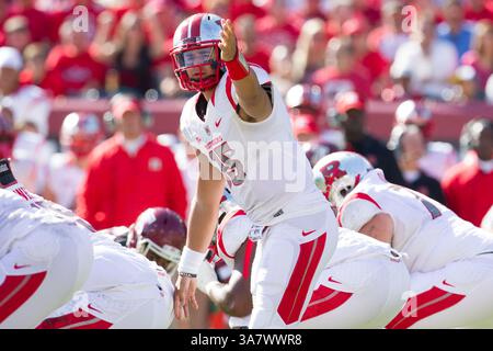20. Oktober 2012: Rutgers Scarlet Knights Quarterback Gary Nova (15) bewegt sich während des NCAA-Spiels zwischen den #15 Rutgers Scarlet Knights und den Temple Owls im Lincoln Financial Field in Philadelphia, Pennsylvania. The Rutgers Scarlet Knights Beat the Temple Ewls, 35-10. (Bild: © Chris Szagola/Cal Sport Media/ZUMAPRESS.com) Stockfoto