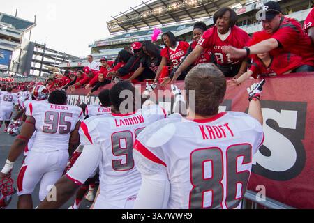 20. Oktober 2012: Die Spieler der Rutgers Scarlet Knights danken ihren Fans nach dem NCAA-Spiel zwischen den #15 Rutgers Scarlet Knights und den Temple Owls im Lincoln Financial Field in Philadelphia, Pennsylvania. The Rutgers Scarlet Knights Beat the Temple Ewls, 35-10. (Bild: © Chris Szagola/Cal Sport Media/ZUMAPRESS.com) Stockfoto