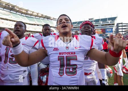20. Oktober 2012: Rutgers Scarlet Knights Quarterback Gary Nova (15) feiert mit seinem Team das NCAA-Spiel zwischen den #15 Rutgers Scarlet Knights und den Temple Owls im Lincoln Financial Field in Philadelphia, Pennsylvania. The Rutgers Scarlet Knights Beat the Temple Ewls, 35-10. (Bild: © Chris Szagola/Cal Sport Media/ZUMAPRESS.com) Stockfoto