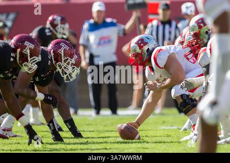 20. Oktober 2012: Rutgers Scarlet Knights Offense tritt im Lincoln Financial Field in Philadelphia, Pennsylvania, gegen die Temple Owls-Verteidigung auf. The Rutgers Scarlet Knights Beat the Temple Ewls, 35-10. (Bild: © Chris Szagola/Cal Sport Media/ZUMAPRESS.com) Stockfoto
