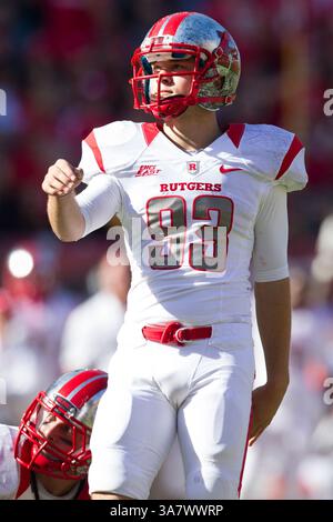 20. Oktober 2012: Nick Borgese (93), der Rutgers Scarlet Knights Kicker, beobachtet den Extrapunkt-Versuch während des NCAA-Spiels zwischen den #15 Rutgers Scarlet Knights und den Temple Owls im Lincoln Financial Field in Philadelphia, Pennsylvania. The Rutgers Scarlet Knights Beat the Temple Ewls, 35-10. (Bild: © Chris Szagola/Cal Sport Media/ZUMAPRESS.com) Stockfoto