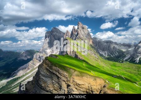 Blick aus der Vogelperspektive auf den Berg Seceda im Sommer in den Dolomiten, Italien. Bunte Landschaft mit Berggipfeln, Felsen, Almwiesen, Wanderweg, grünem Gras, blau Stockfoto