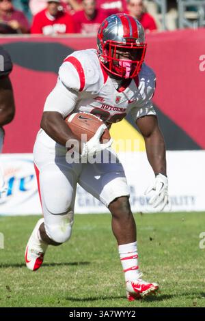 20. Oktober 2012: Rutgers Scarlet Knights Running Back Jawan Jamison (23) läuft mit dem Ball während des NCAA-Spiels zwischen den #15 Rutgers Scarlet Knights und den Temple Owls im Lincoln Financial Field in Philadelphia, Pennsylvania. The Rutgers Scarlet Knights Beat the Temple Ewls, 35-10. (Bild: © Chris Szagola/Cal Sport Media/ZUMAPRESS.com) Stockfoto