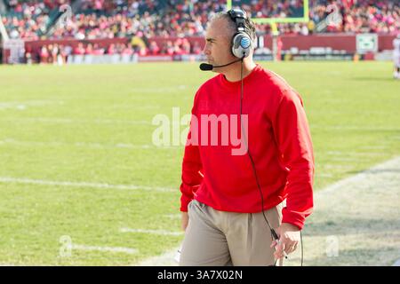 20. Oktober 2012: Kyle Flood, Head Coach der Rutgers Scarlet Knights, schaut während des NCAA-Spiels zwischen den #15 Rutgers Scarlet Knights und den Temple Owls im Lincoln Financial Field in Philadelphia, Pennsylvania, von der Seitenlinie zu. The Rutgers Scarlet Knights Beat the Temple Ewls, 35-10. (Bild: © Chris Szagola/Cal Sport Media/ZUMAPRESS.com) Stockfoto