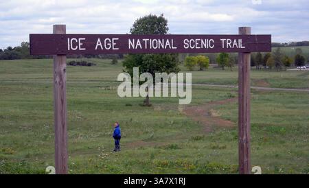 September 2012 – Verona, WI, USA – Ein großes Schild begrüßt Wanderer zum Ice Age National Scenic Trail in einem Park in Verona, Wisconsin, nahe Madison. Der Weg verläuft durch eine restaurierte Prärie. (Abbildung: © Bob Downing/MCT/ZUMAPRESS.com) Stockfoto