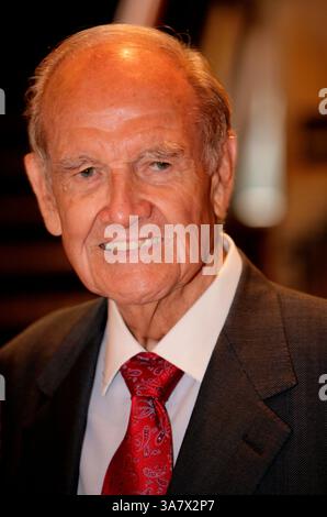 George McGovern, ein dekorierter Bomberpilot aus dem Zweiten Weltkrieg, der South Dakota im Repräsentantenhaus und im Senat vertrat, kämpfte 1972 gegen die Beteiligung der USA in Vietnam in seinem Wahlkampf der Demokraten für die Präsidentschaft und verlor bei einem Erdrutsch an Richard M. Nixon, starb am 21. Oktober 2012. Er war 90. IM BILD: 27. Mai 2009 – New York, New York, USA – ehemaliger Präsidentschaftskandidat und Senator von South Dakota GEORGE MCGOVERN besuchte heute eine Unterschrift bei Barnes & Noble für seine neue Arbeit über Abraham Lincoln. (Bild: © Luiz Rampelotto/ZUMAPRESS.com) Stockfoto