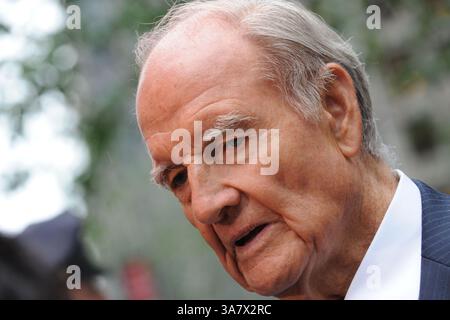George McGovern, ein dekorierter Bomberpilot aus dem Zweiten Weltkrieg, der South Dakota im Repräsentantenhaus und im Senat vertrat, kämpfte 1972 gegen die Beteiligung der USA in Vietnam in seinem Wahlkampf der Demokraten für die Präsidentschaft und verlor bei einem Erdrutsch an Richard M. Nixon, starb am 21. Oktober 2012. Er war 90. ABBILDUNG: 23. Juli 2009 - New York, New York, USA - GEORGE MCGOVERN bei der Beerdigung von Walter Cronkite, der am vergangenen Freitag, den 17. Juli, in seiner Wohnung in Manhattan im Alter von 92 Jahren starb. (Bild: © Sharkpixs/ZUMAPRESS.com) Stockfoto