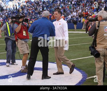 21. Oktober 2012 - Indianapolis, Indiana, USA - 21. Oktober 2012: Indianapolis Colts Interimstrainer Bruce Arians und Cleveland Browns Head Coach Pat Shurmur schütteln die Hände nach dem Spiel zwischen den Cleveland Browns und den Indianapolis Colts im Lucas Oil Stadium in Indianapolis. Die Colts besiegten die Browns 17-13.(Bild: © Pat Lovell/Cal Sport Media/ZUMAPRESS.com) Stockfoto
