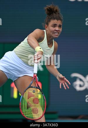 MIAMI GARDENS FL - 27. MÄRZ: Jasmine Paolini vs Aryna Sabalenka bei den Miami Open im Hard Rock Stadium am 27. März 2025 in Miami Gardens, Florida. : Credit Larry Marano © 2025 Stockfoto
