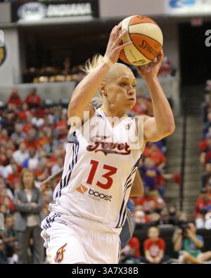 21. Oktober 2012 – Indianapolis, Indiana, USA – 21. Oktober 2012: Der Indiana Fever Guard Erin Phillips (13) wird den Ball während des vierten Spiels der WNBA-Finals zwischen den Minnesota Lynx und dem Indiana Fever im Bankers Life Fieldhouse in Indianapolis, Indiana, übergeben. (Bild: © Pat Lovell/Cal Sport Media/ZUMAPRESS.com) Stockfoto