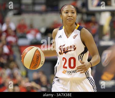 21. Oktober 2012 - Indianapolis, Indiana, USA - 21. Oktober 2012: Indiana Fever Guard Shavonte Zellous (1) dribbelt im vierten Spiel des WNBA Finals zwischen den Minnesota Lynx und dem Indiana Fever im Bankers Life Fieldhouse in Indianapolis, Indiana. (Bild: © Pat Lovell/Cal Sport Media/ZUMAPRESS.com) Stockfoto