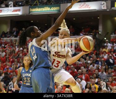 21. Oktober 2012 - Indianapolis, Indiana, USA - 21. Oktober 2012: Indiana Fever Guard Erin Phillips (13) fährt die Baseline und übergibt den Ball im vierten Spiel des WNBA Finals zwischen den Minnesota Lynx und dem Indiana Fever im Bankers Life Fieldhouse in Indianapolis, Indiana. (Bild: © Pat Lovell/Cal Sport Media/ZUMAPRESS.com) Stockfoto