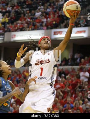 21. Oktober 2012 - Indianapolis, Indiana, USA - 21. Oktober 2012: Indiana Fever Guard Shavonte Zellous (1) fährt die Lane für einen Layup während des vierten Spiels der WNBA Finals zwischen den Minnesota Lynx und dem Indiana Fever im Bankers Life Fieldhouse in Indianapolis, Indiana. (Bild: © Pat Lovell/Cal Sport Media/ZUMAPRESS.com) Stockfoto