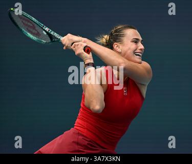 MIAMI GARDENS FL - 27. MÄRZ: Jasmine Paolini vs Aryna Sabalenka bei den Miami Open im Hard Rock Stadium am 27. März 2025 in Miami Gardens, Florida. : Credit Larry Marano © 2025 Stockfoto