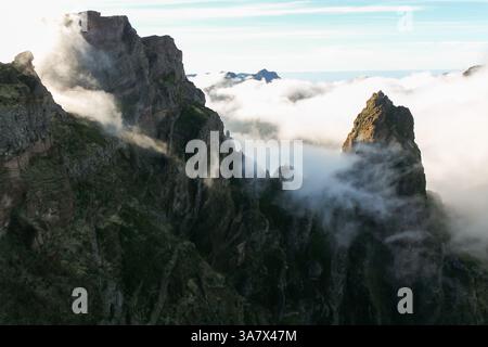 Ein surrealer Blick am Tag von Pico do Arieiro (Areeiro), Madeira Insel, Portugal. Wolkenschauer umhüllen die zerklüfteten Berggipfel Stockfoto