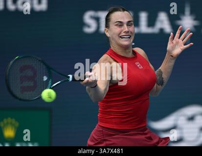 MIAMI GARDENS FL - 27. MÄRZ: Jasmine Paolini vs Aryna Sabalenka bei den Miami Open im Hard Rock Stadium am 27. März 2025 in Miami Gardens, Florida. : Credit Larry Marano © 2025 Stockfoto