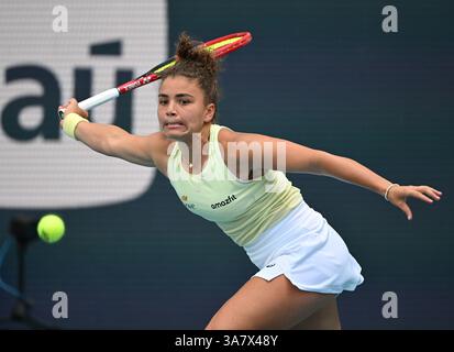 MIAMI GARDENS FL - 27. MÄRZ: Jasmine Paolini vs Aryna Sabalenka bei den Miami Open im Hard Rock Stadium am 27. März 2025 in Miami Gardens, Florida. : Credit Larry Marano © 2025 Stockfoto
