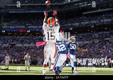 22. Oktober 2012 – Indianapolis, Indiana, USA – 21. Oktober 2012 – Indianapolis, Indiana, USA – 21. Oktober 2012: Greg Little (15) der Cleveland Browns Wide Receiver macht einen Sprung während eines Spiels zwischen den Cleveland Browns und den Indianapolis Colts im Lucas Oil Stadium in Indianapolis, IN. (Kreditbild: © Pat Lovell/Cal Sport Media/ZUMAPRESS.com) Stockfoto