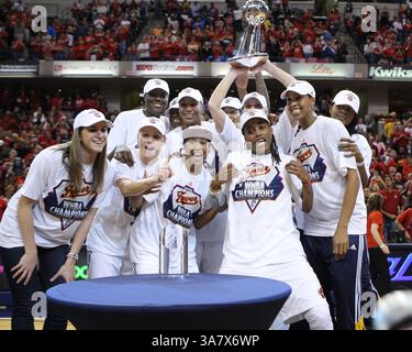 21. Oktober 2012 – Indianapolis, Indiana, USA – 21. Oktober 2012: Indiana Fever feiert mit der Trophäe, nachdem er die WNBA-Meisterschaft im vierten Spiel der WNBA-Finals zwischen den Minnesota Lynx und dem Indiana Fever gewonnen hat. Indiana gewann 87–78. (Bild: © Pat Lovell/Cal Sport Media/ZUMAPRESS.com) Stockfoto