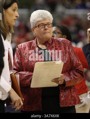 21. Oktober 2012 – Indianapolis, Indiana, USA – 21. Oktober 2012: Indiana Fever Head Coach Lin Dunn am Rande des vierten Spiels der WNBA Finals zwischen den Minnesota Lynx und dem Indiana Fever im Bankers Life Fieldhouse in Indianapolis, Indiana. Indiana besiegte Minnesota 87-78 und gewann 2012 die WNBA-Meisterschaft. (Bild: © Pat Lovell/Cal Sport Media/ZUMAPRESS.com) Stockfoto