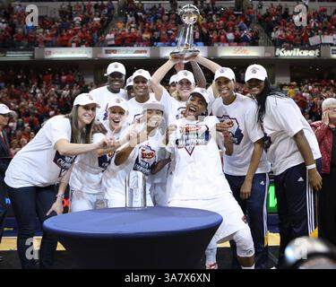 21. Oktober 2012 – Indianapolis, Indiana, USA – 21. Oktober 2012: Indiana Fever feiert mit der Trophäe, nachdem er die WNBA-Meisterschaft im vierten Spiel der WNBA-Finals zwischen den Minnesota Lynx und dem Indiana Fever gewonnen hat. Indiana gewann 87–78. (Bild: © Pat Lovell/Cal Sport Media/ZUMAPRESS.com) Stockfoto