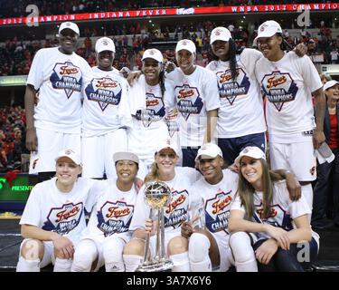 21. Oktober 2012 – Indianapolis, Indiana, USA – 21. Oktober 2012: Indiana Fever feiert mit der Trophäe, nachdem er die WNBA-Meisterschaft im vierten Spiel der WNBA-Finals zwischen den Minnesota Lynx und dem Indiana Fever gewonnen hat. Indiana gewann 87–78. (Bild: © Pat Lovell/Cal Sport Media/ZUMAPRESS.com) Stockfoto