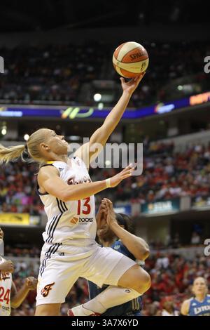 21. Oktober 2012 – Indianapolis, Indiana, USA – 21. Oktober 2012: Der Indiana Fever Guard Erin Phillips (13) fährt im vierten Spiel des WNBA Finals zwischen den Minnesota Lynx und dem Indiana Fever im Bankers Life Fieldhouse in Indianapolis, Indiana, in den Korb. Indiana besiegte Minnesota 87-78 und gewann 2012 die WNBA-Meisterschaft. (Bild: © Pat Lovell/Cal Sport Media/ZUMAPRESS.com) Stockfoto