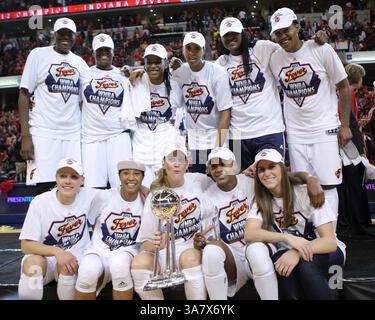 21. Oktober 2012 – Indianapolis, Indiana, USA – 21. Oktober 2012: Indiana Fever feiert mit der Trophäe, nachdem er die WNBA-Meisterschaft im vierten Spiel der WNBA-Finals zwischen den Minnesota Lynx und dem Indiana Fever gewonnen hat. Indiana gewann 87–78. (Bild: © Pat Lovell/Cal Sport Media/ZUMAPRESS.com) Stockfoto