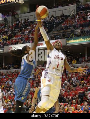 21. Oktober 2012 - Indianapolis, Indiana, USA - 21. Oktober 2012: Indiana Fever Guard Shavonte Zellous (1) fährt im vierten Spiel des WNBA Finals zwischen den Minnesota Lynx und dem Indiana Fever im Bankers Life Fieldhouse in Indianapolis in den Korb. Indiana besiegte Minnesota 87-78 und gewann 2012 die WNBA-Meisterschaft. (Bild: © Pat Lovell/Cal Sport Media/ZUMAPRESS.com) Stockfoto